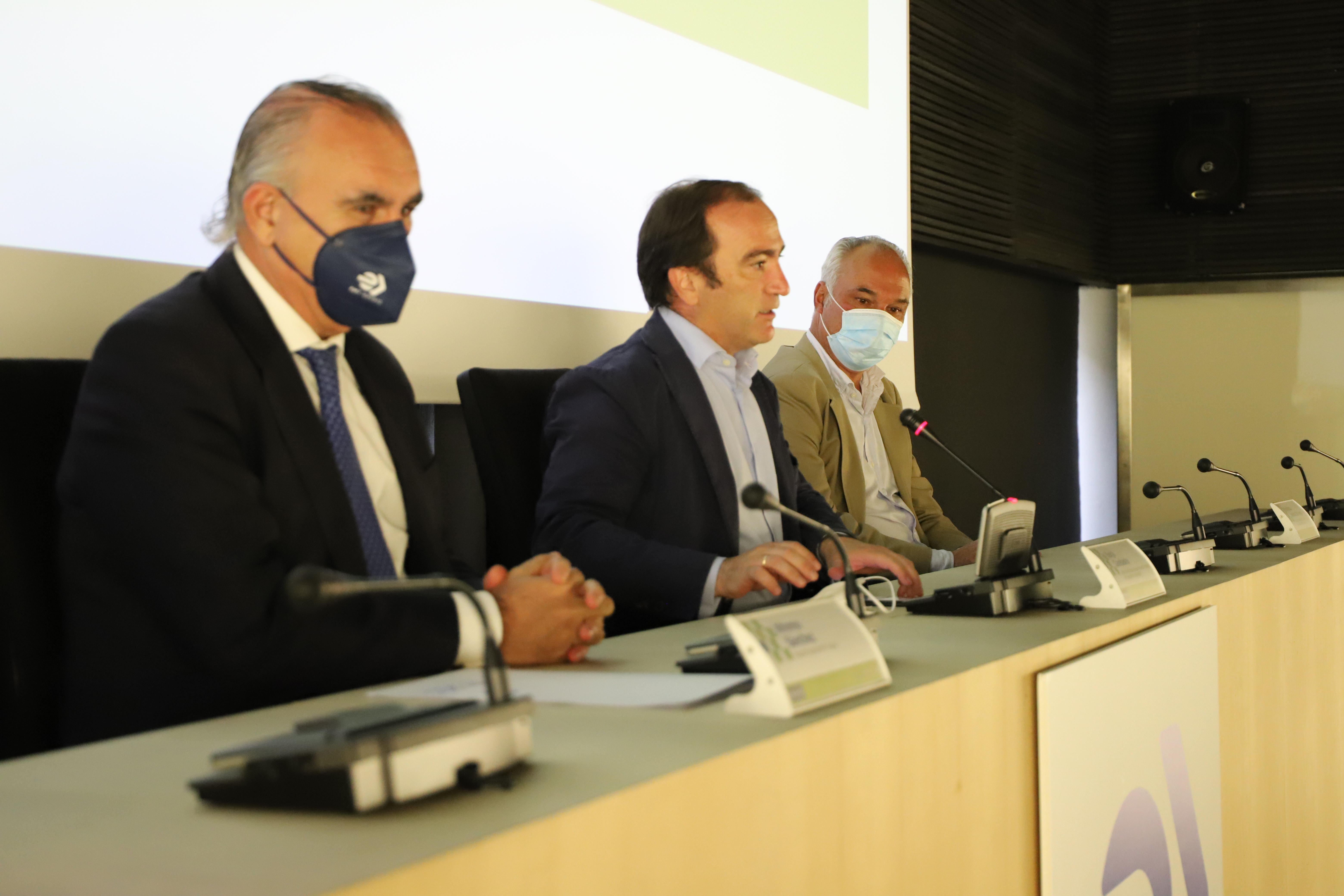 El delegado de Medio Ambiente y Movilidad, Borja Carabante, y el director gerente de la EMT, Alfonso Sánchez, participan en la entrega de premios `Muévete Verde´
